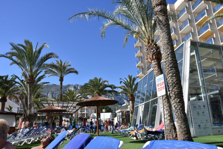 zonne terras met ligbedden hotel port denia EF
