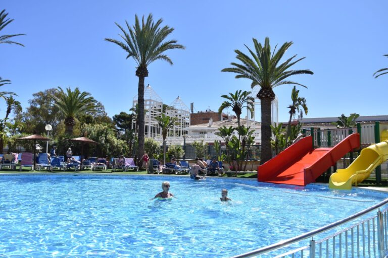 zwembad denia met glijbaan voor de kinderen hotel port denia