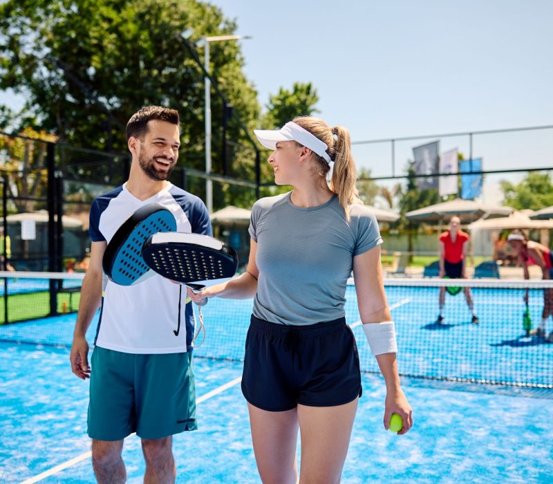 couple playing padel-AS